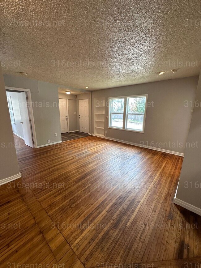 Foto del edificio - 4722-4724 E 8th St N - 4724 E 8th St N