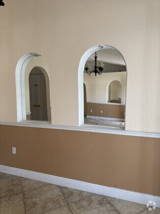 Building Photo - 1027 Dudley Dr