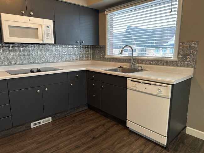 Building Photo - 647/649 (A&amp;B)