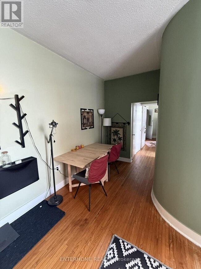 Building Photo - 51 Queen St E