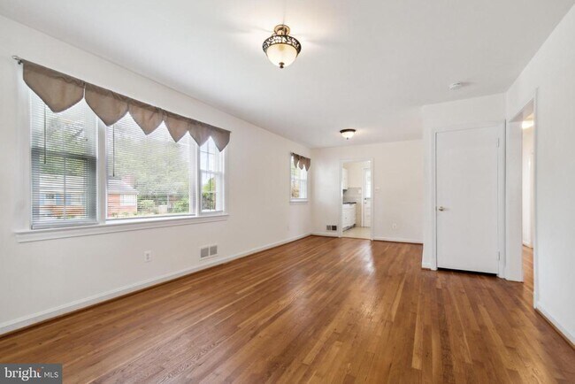Foto del edificio - 9923 Mayfield Dr