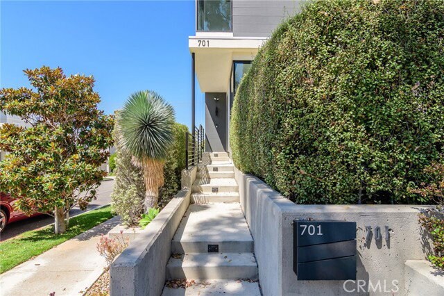 Building Photo - 701 Poppy Ave