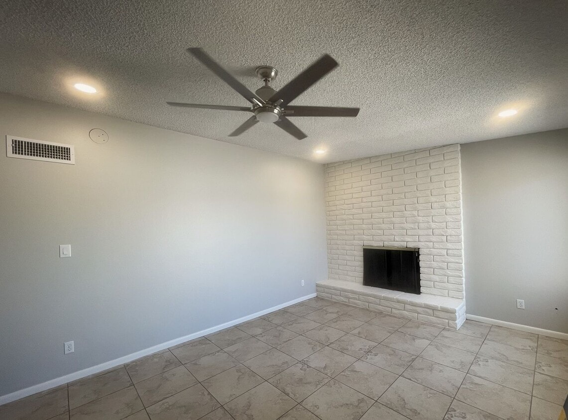 Building Photo - Freshly Updated Tempe Home In The Heart Of...