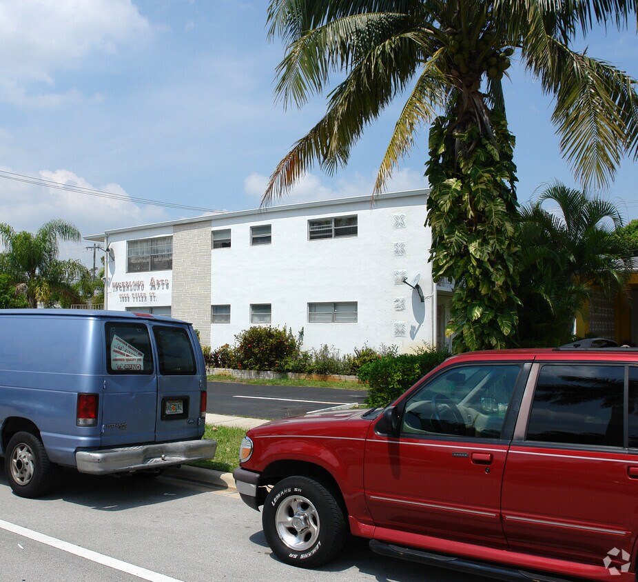 Building Photo - Lingerlong Apartments