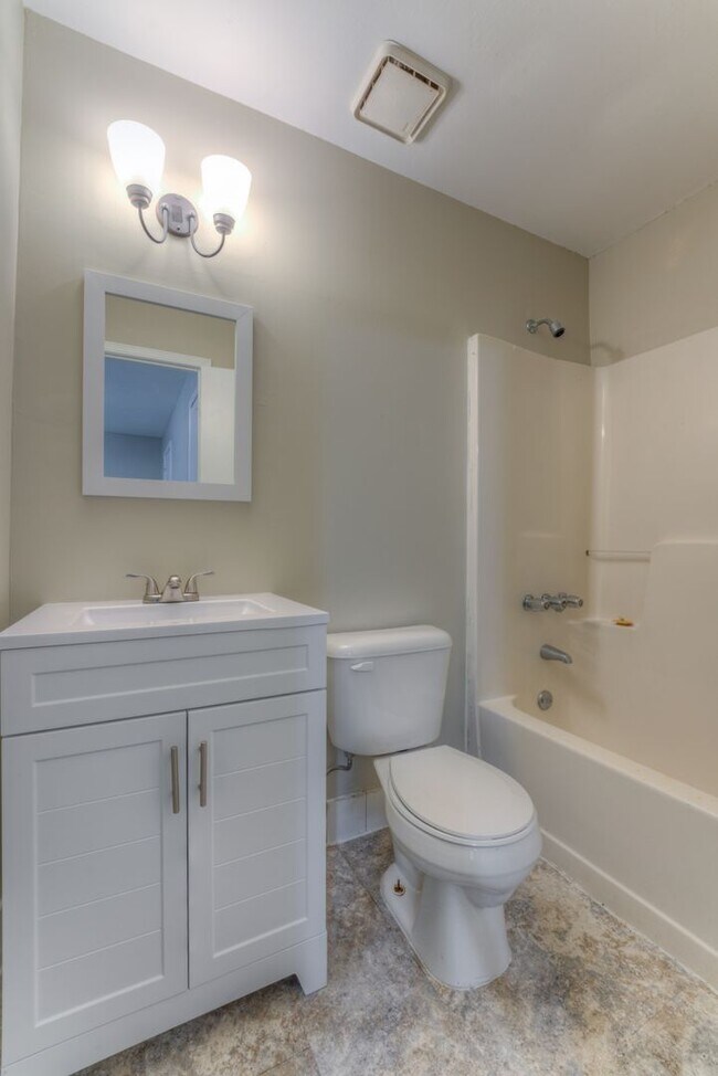 Building Photo - Move-in special - 1/2 off first month's rent!