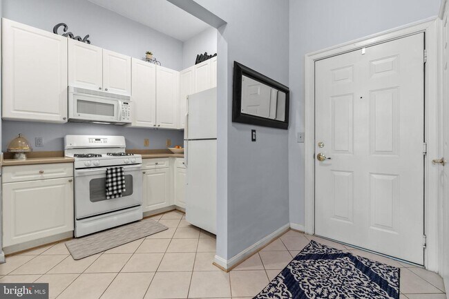 Building Photo - 4950 Brenman Park Dr