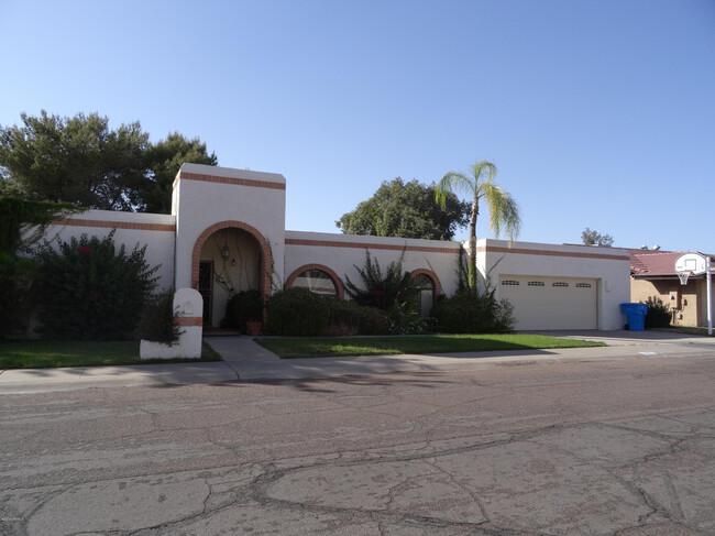 Building Photo - 220 E Aster Dr