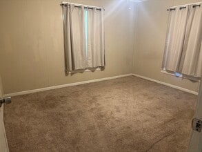 Building Photo - 324 Azalea St