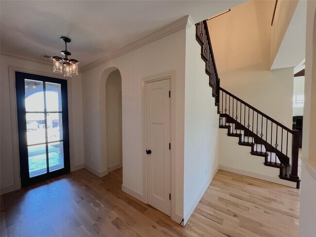 Building Photo - Custom Built Home in Town Square!!