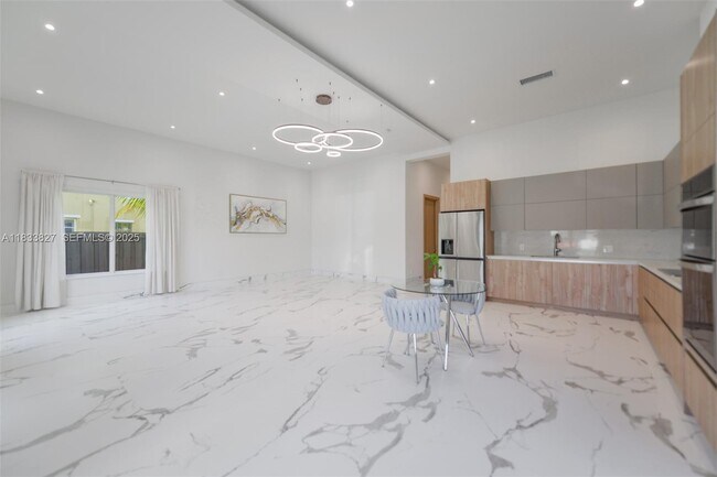 Foto del edificio - 635 SW 9th St