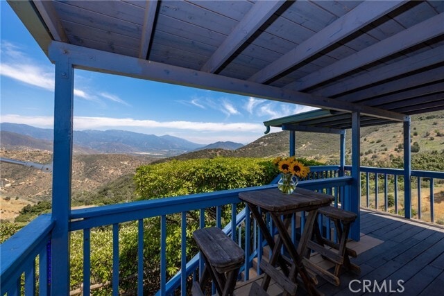 Building Photo - 335 Rainbow Cres