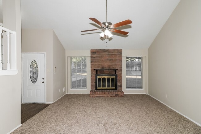 Foto del edificio - 15310 Meadow Village Dr