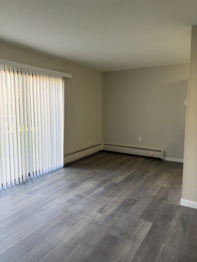 Building Photo - 1025 Smetana Rd