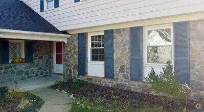 Building Photo - 593 Watford Ln