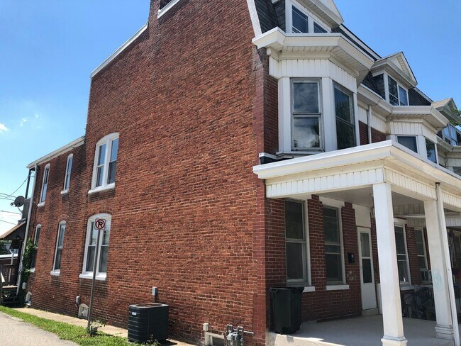 Building Photo - 5 br, 1 bath House - 18 N. ALBEMARLE STREET