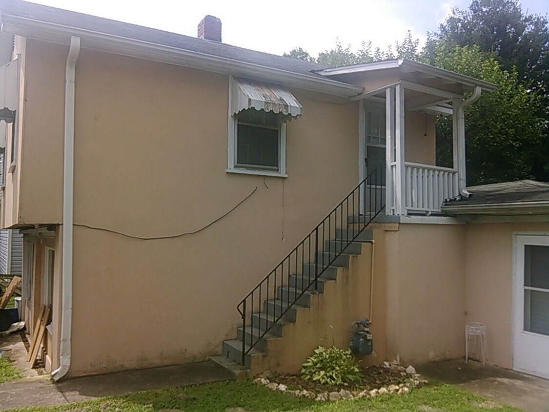 Foto principal - 120 S Graham St