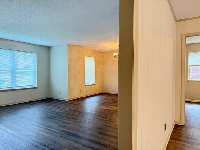 Building Photo - 4612 N Cypress St