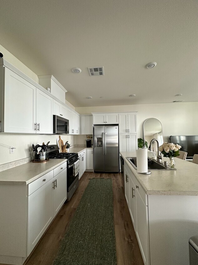 Fully stocked open concept kitchen - 30321 Town Square Dr