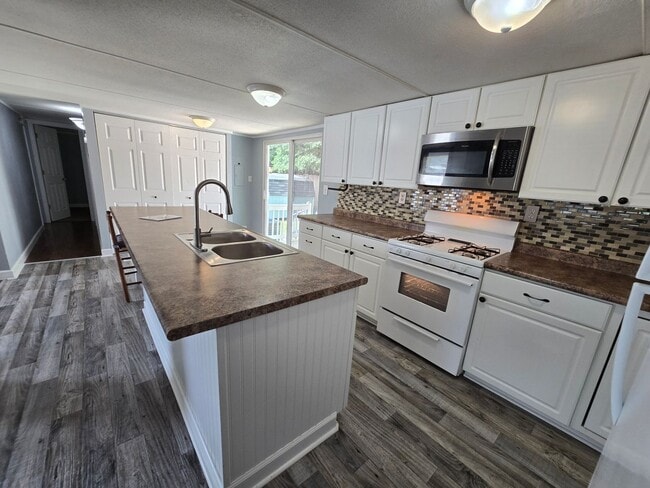 Building Photo - Beautifully Renovated Interior and Convenient Location