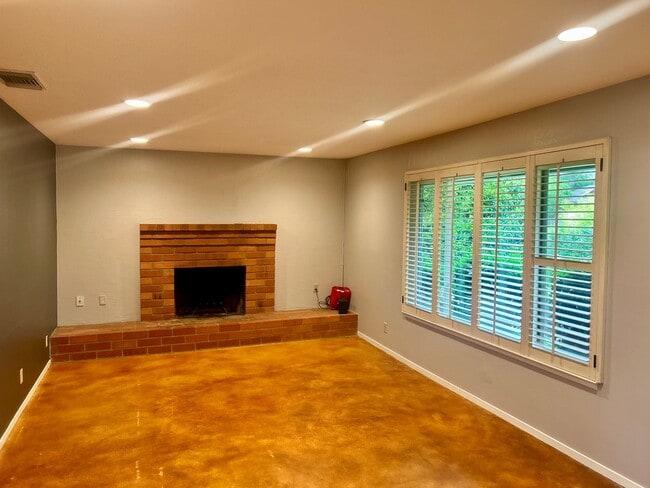 Building Photo - Single Family Home