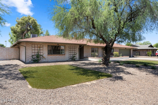 Foto del edificio - 5449 E Larkspur Dr