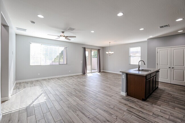 Building Photo - 3 bed/2 bath CORNER lot