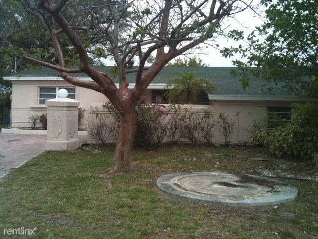 Building Photo - 6401 SW 19th St