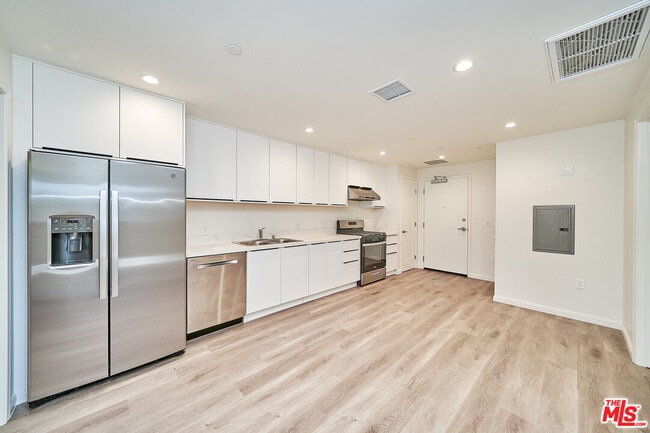 Building Photo - 951 S Wilton Pl