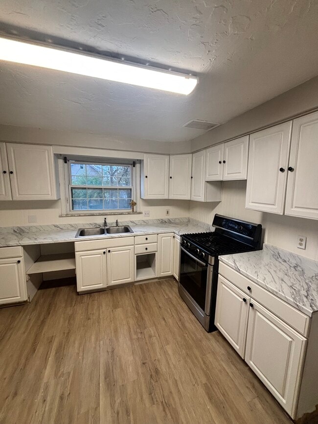 Foto del edificio - 1813 Willowdale Ave