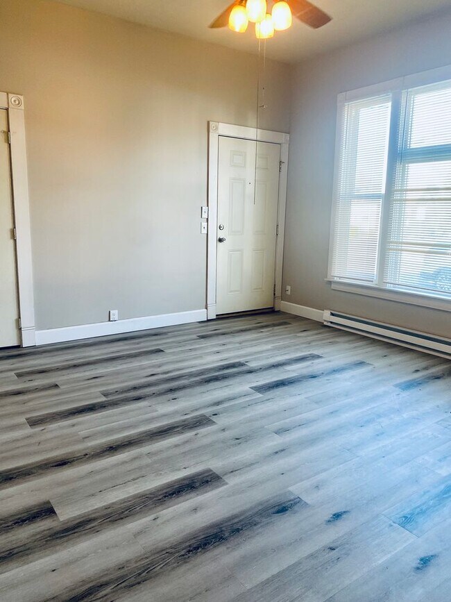 Building Photo - 208