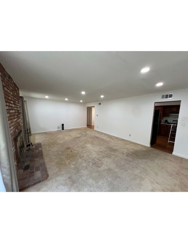 Building Photo - 820 Libby Dr