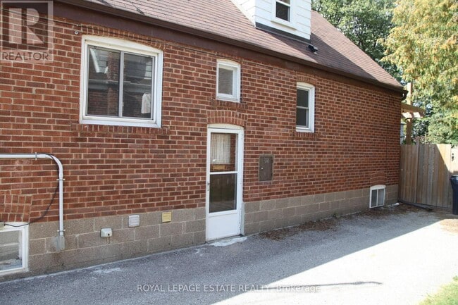 Building Photo - 16 Clairlea Crescent