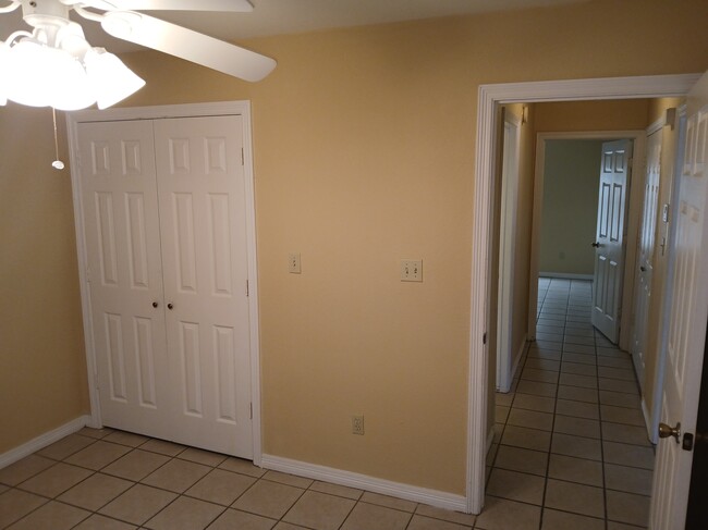 Foto del edificio - 6126 Groves St