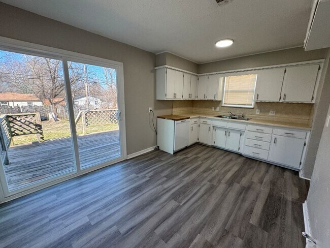 Foto del edificio - all Brand New 4 bed 1 bath converted garage, deck in back , large backyard in MWC!