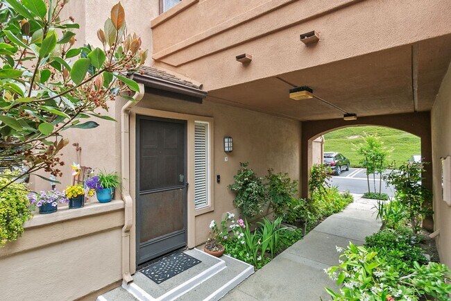 Building Photo - Furnished Bear Brand condo with Walkabilit...