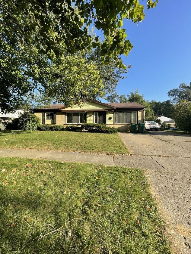 Primary Photo - Three Bedroom Home in Sugarbrook Area!