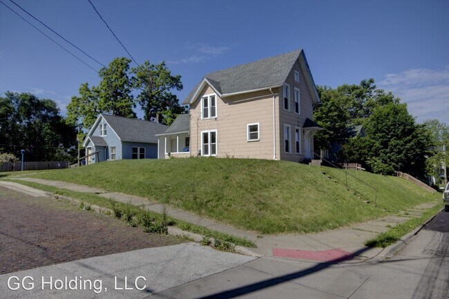Building Photo - 3 br, 1 bath House - 1719 E. 13th St.