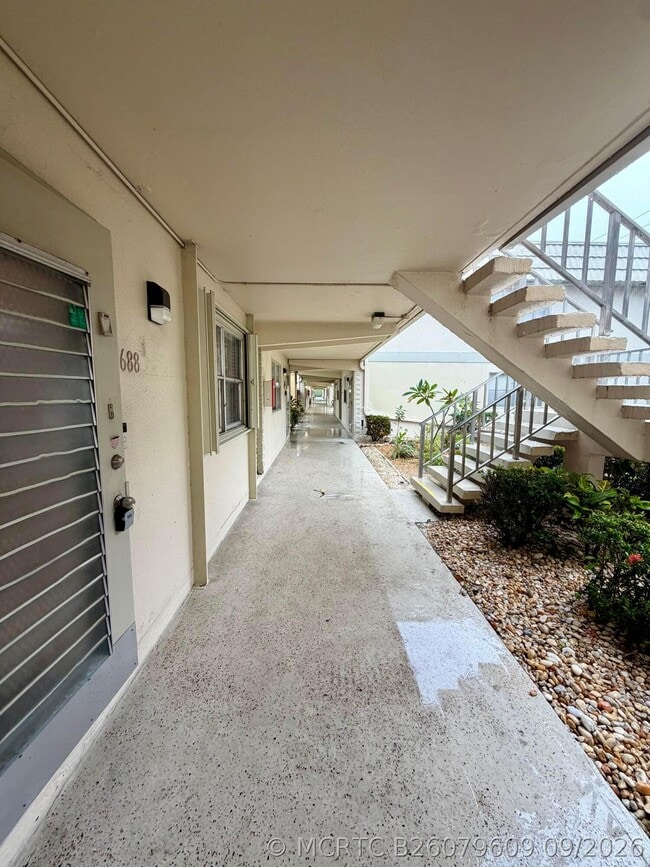 Building Photo - 688 Saxony Pl