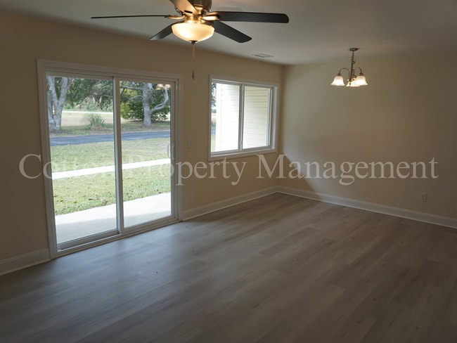 Building Photo - 2BR/1BA Beautiful Condo in Hampstead off S...