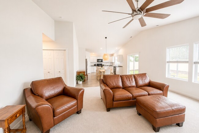 Foto del edificio - 4 Bedroom, 2 Bathroom Home Near Lake Lowell