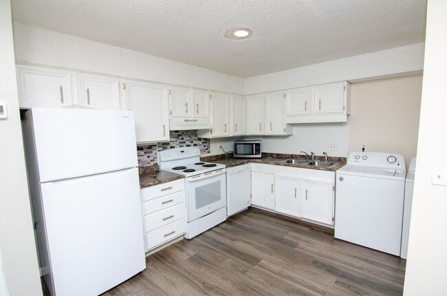 Building Photo - Updated condo in convenient location
