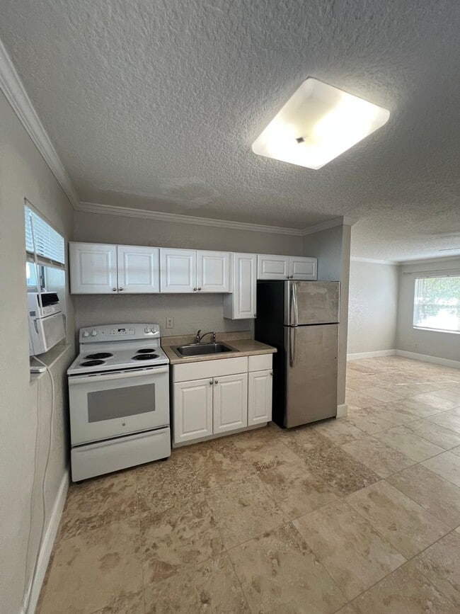 Building Photo - Fantastic Neptune Beach Rental - 1 block from the beach!