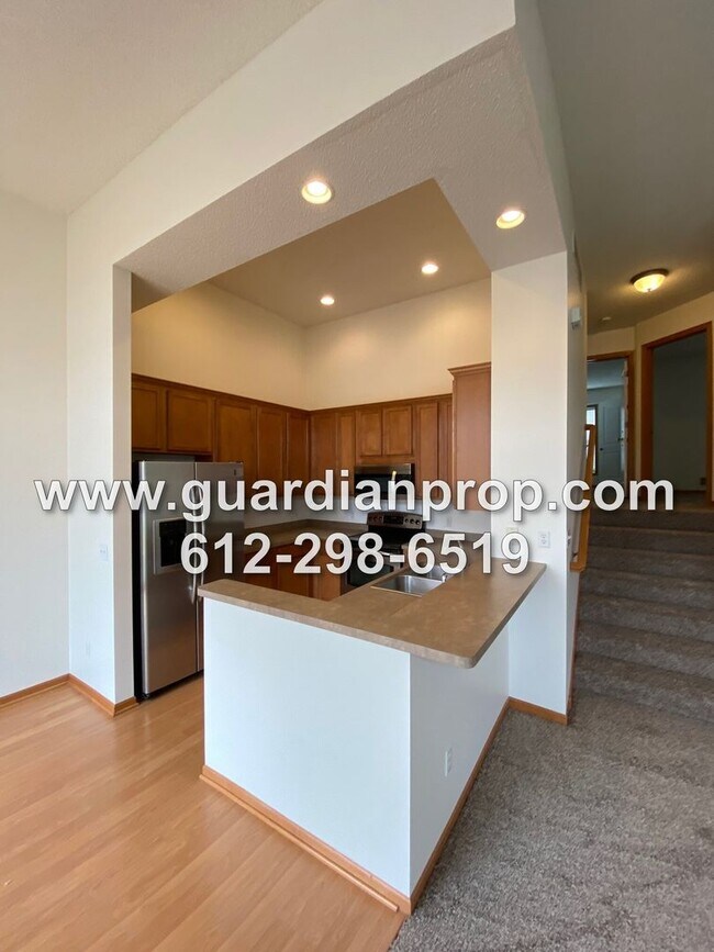 Foto del edificio - Townhouse Available October 1, High Ceilings, Open Floor Plan, Lower Family Room w/Fireplace, Bal...