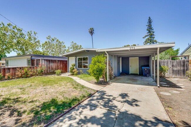 Building Photo - Charming updated 3 bedroom, 1 bathroom hom...