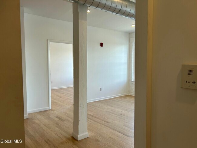 Building Photo - 155 River St