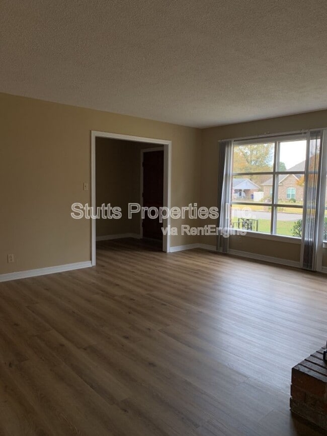 Building Photo - 2224 Bower Dr