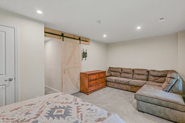 Foto del edificio - Furnished Spacious 4BR Townhome in Charlotte