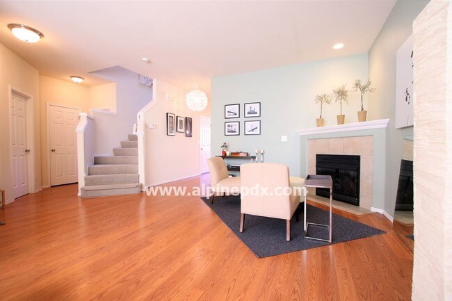 Building Photo - 212 SW Valeria View Dr