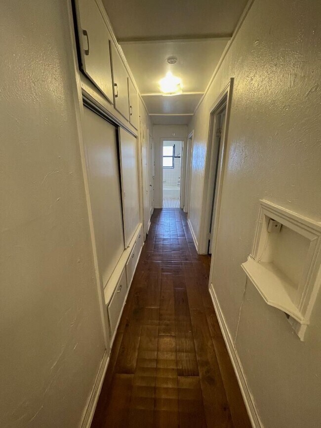 Foto del edificio - 2 BED 1 BATH DUPLEX FOR LEASE