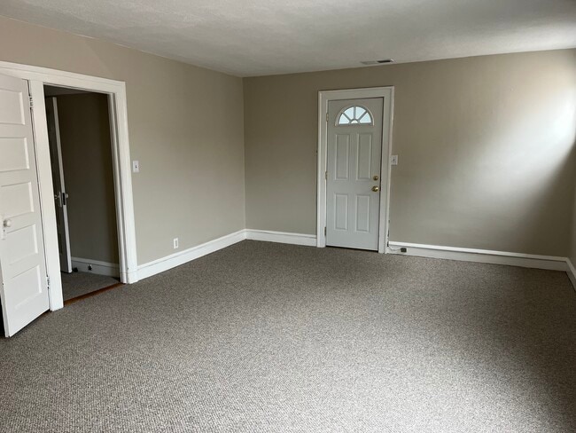 Living room - 784 Farmington Ave
